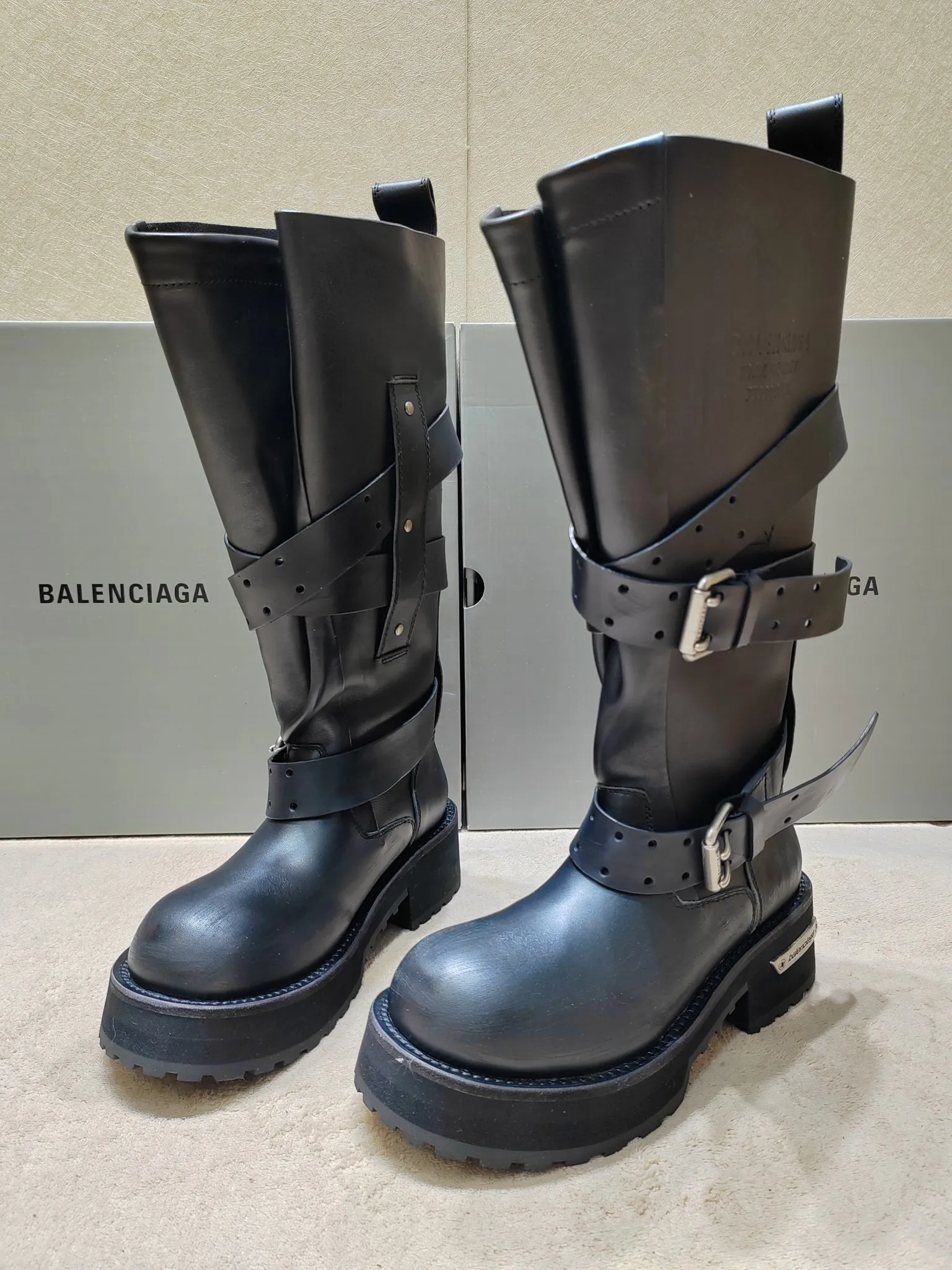 👟👟Ex-factory price 1120👟👟 Balenciaga 25FWVenom couple style high boots, mid-calf boots. Please look for the high version. This design is unique, with straps and belt elements as highlights. Not only can the boots be firmly attached to the foot, but the tightness can also be adjusted at will. In terms of details, the brand's iconic distressed hardware is used throughout. Cleverly creating a retro wear effect, highlighting individual attitude and matching with thick toothed rubber soles, it not only ensures wearing comfort, but also strengthens the overall sense of fashion and recognition. Venom high boots are undoubtedly a fashion item not to be missed this season. They will add unique charm to fashion lovers' outfits and lead a new round of fashion. Boot height is 270mm. The upper layer of cowhide is distressed. The lining is water-dyed cowhide. Outsole height is 5CM. Original open-molded leather welt combination outsole. Size: 35-40 (custom-made size 40 cannot be returned or exchanged)
